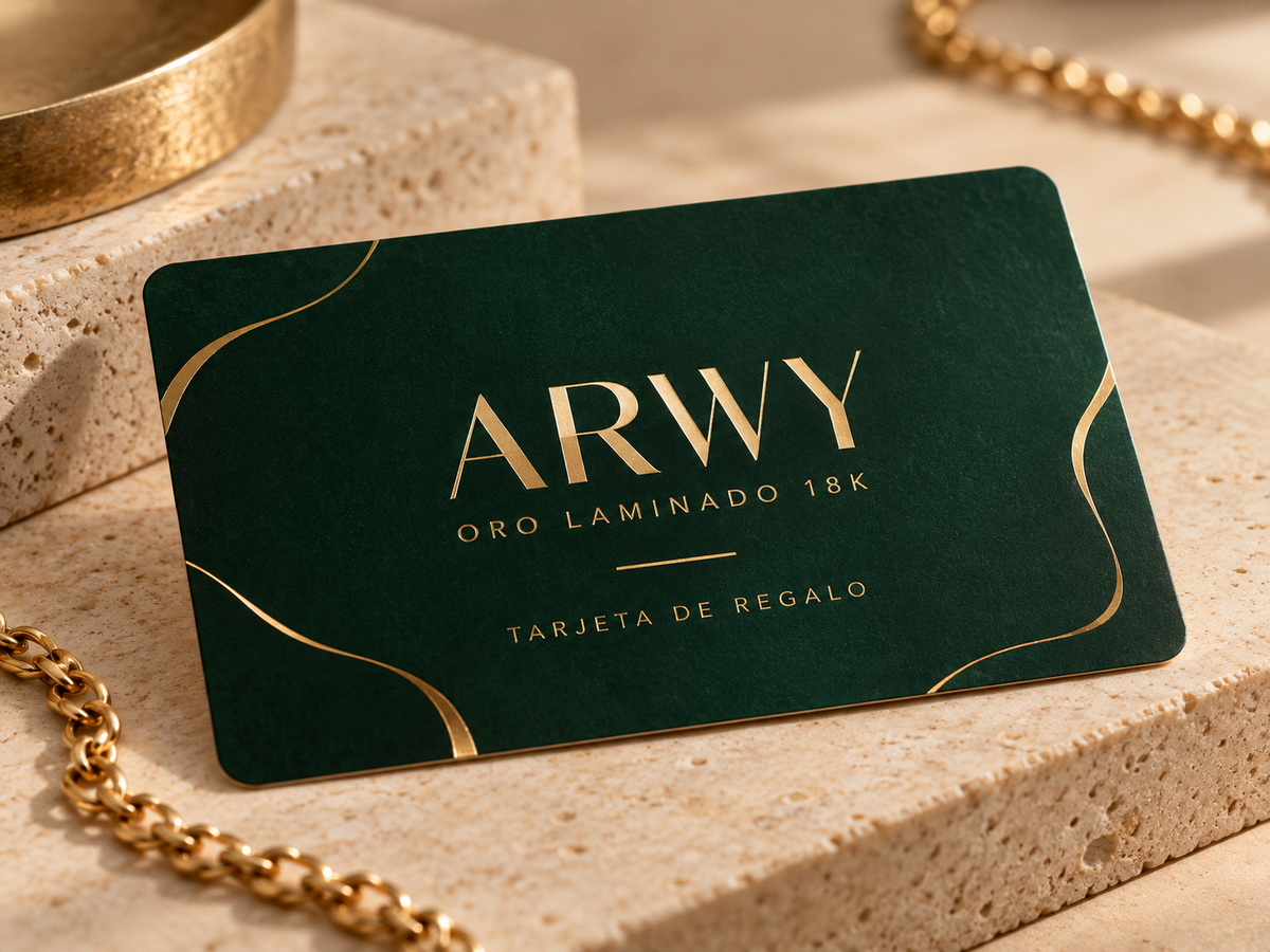 Tarjeta de regalo ARWY verde esmeralda con letras doradas sobre mármol beige
